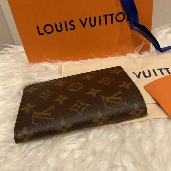 Louis Vuitton Monogram Passport Holder - Picture 3 of 8